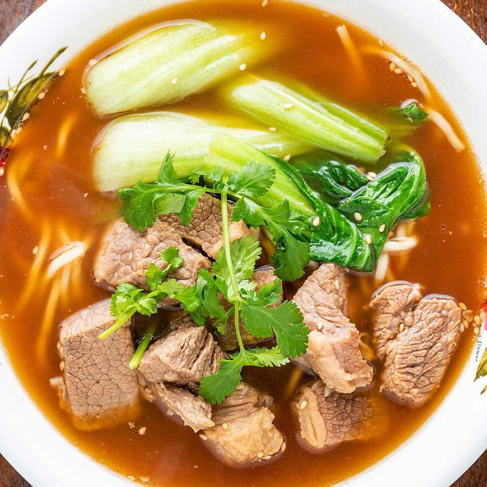 非常美食牛腩汤面配青菜与香菜实拍