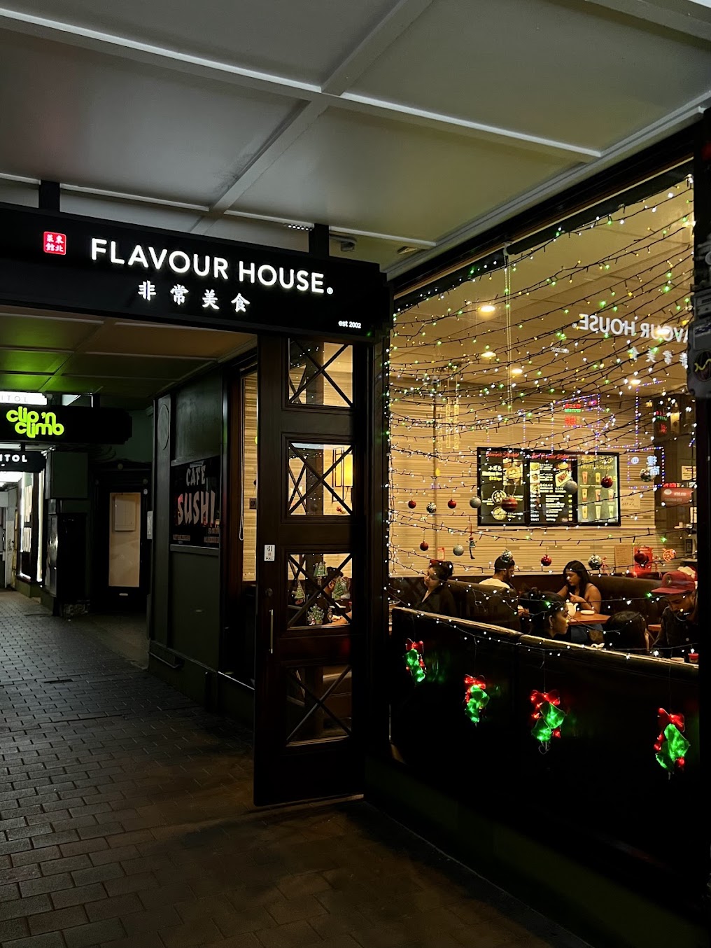 Dominion Road 上灯火明亮的非常美食夜间门店